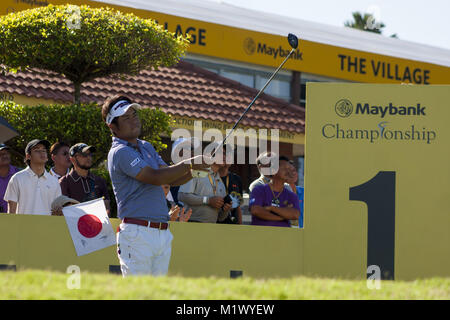 Shah Alam, Kuala Lumpur, Malesia. 3 febbraio, 2018. Yuta Ikeda è visto in un colpo dal foro n. 1 il giorno 3 presso il campionato Maybank 2018.Il campionato Maybank 2018 golf evento viene ospitato su 1 al 4 febbraio a Saujana Golf & Country Club. Credito: Faris Hadziq/SOPA/ZUMA filo/Alamy Live News Foto Stock