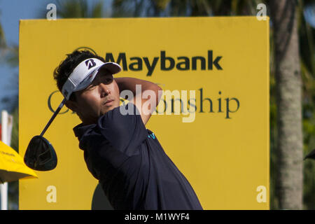 Shah Alam, Kuala Lumpur, Malesia. 3 febbraio, 2018. Daisuke Kataoka è visto in un colpo dal foro n. 3 il giorno 3 presso il campionato Maybank 2018.Il campionato Maybank 2018 golf evento viene ospitato su 1 al 4 febbraio a Saujana Golf & Country Club. Credito: Faris Hadziq/SOPA/ZUMA filo/Alamy Live News Foto Stock