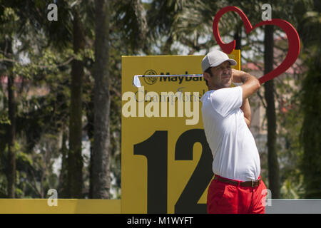 Shah Alam, Kuala Lumpur, Malesia. 3 febbraio, 2018. Jorge Campillo è visto in un colpo dal foro n. 12 Il giorno 3 presso il campionato Maybank 2018.Il campionato Maybank 2018 golf evento viene ospitato su 1 al 4 febbraio a Saujana Golf & Country Club. Credito: Faris Hadziq/SOPA/ZUMA filo/Alamy Live News Foto Stock