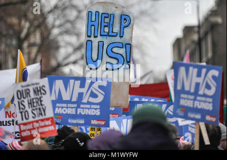 Londra, Regno Unito. 3 febbraio 2018. Migliaia di persone partecipano a "fissare il NHS' protestare impegnativa azione di governo nell'approfondimento problemi del servizio sanitario nazionale. Credito: Stephen Chung / Alamy Live News Foto Stock