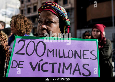 Madrid, Spagna. 3 febbraio, 2018. Una donna con un cartello che recita "200 milioni di vittime' che protestavano contro le mutilazioni genitali femminili in Spagna a Madrid. Credito: Marcos del Mazo/Alamy Live News Foto Stock