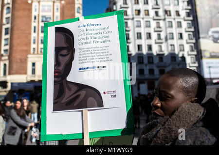 Madrid, Spagna. 3 febbraio, 2018. Una donna con un cartello che recita "giornata internazionale della tolleranza zero con le mutilazioni genitali femminili" protestavano contro le mutilazioni genitali femminili in Spagna a Madrid. Credito: Marcos del Mazo/Alamy Live News Foto Stock