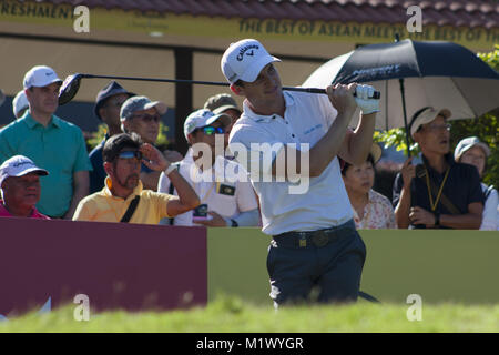 Shah Alam, Kuala Lumpur, Malesia. 3 febbraio, 2018. Chris Paisley è visto in un colpo dal foro n. 1 il giorno 3 presso il campionato Maybank 2018.Il campionato Maybank 2018 golf evento viene ospitato su 1 al 4 febbraio a Saujana Golf & Country Club. Credito: Faris Hadziq/SOPA/ZUMA filo/Alamy Live News Foto Stock