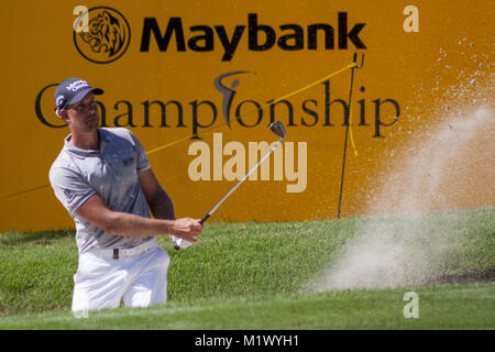 Shah Alam, Kuala Lumpur, Malesia. 3 febbraio, 2018. Henrik Stenson è visto in un colpo da un bunker dal foro n. 18 Il giorno 3 presso il campionato Maybank 2018.Il campionato Maybank 2018 golf evento viene ospitato su 1 al 4 febbraio a Saujana Golf & Country Club. Credito: Faris Hadziq/SOPA/ZUMA filo/Alamy Live News Foto Stock