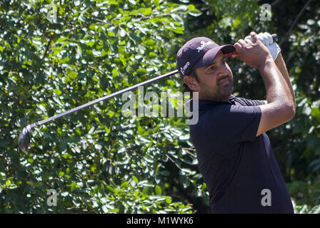 Shah Alam, Kuala Lumpur, Malesia. 3 febbraio, 2018. Shiv Kapur è visto in un colpo dal foro n. 15 Il giorno 3 presso il campionato Maybank 2018.Il campionato Maybank 2018 golf evento viene ospitato su 1 al 4 febbraio a Saujana Golf & Country Club. Credito: Faris Hadziq/SOPA/ZUMA filo/Alamy Live News Foto Stock