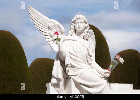 Angelo statua con fiori nel cimitero municipale di Punta Arenas, Patagonia, Cile Foto Stock