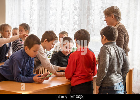 CHAPAEVSK, Regione di Samara, Russia - 31 gennaio 2018: scuola i bambini della scuola elementare in classe con un insegnante femmina Foto Stock