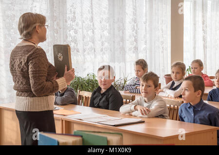 CHAPAEVSK, Regione di Samara, Russia - 31 gennaio 2018: scuola i bambini della scuola elementare in classe con un insegnante femmina Foto Stock