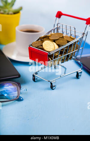 Notebook e accessori per ufficio su un blu tavolo in legno. Luogo di lavoro di imprenditore Foto Stock