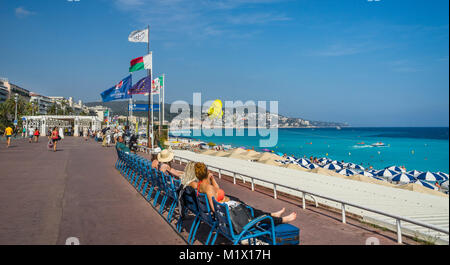Francia, dipartimento delle Alpi Marittime, Côte d'Azur, Nizza, in cerca di sole al Promenade des Anglais, Foto Stock