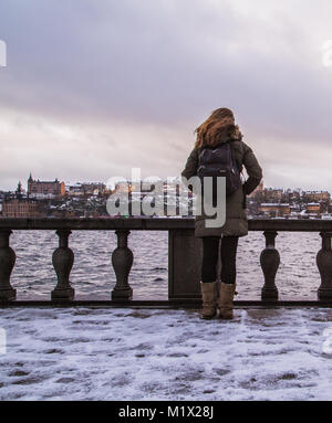 Guardando oltre lo skyline di Stoccolma in Svezia nel mezzo di un inverno scandinavo, provenienti da tutta la baia. Foto Stock