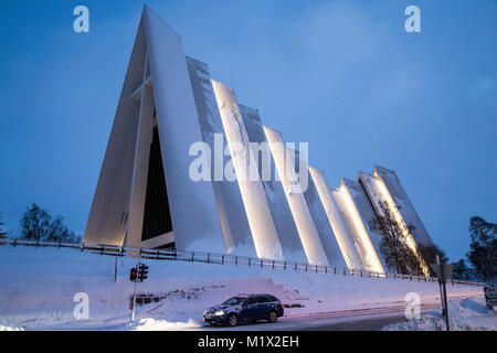 Una vista laterale della Cattedrale Artica (Ishavskatedralen) a Tromsø in Norvegia. La fresca e moderna chiesa è un esempio di architettura di artico. Foto Stock