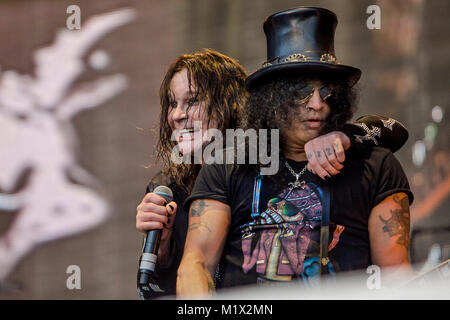 Il musicista americano e il chitarrista Slash esegue un concerto dal vivo con i Black Sabbath cantante Ozzy Osbourne a Bergenhus festning come parte di Ozzy e amici tour nel 2012. Slash è precedentemente noto come chitarrista solista del famoso hard rock band Guns N' Roses. Norvegia, 29/05 2012. Foto Stock