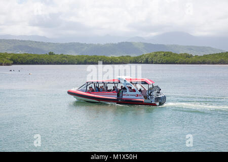 Turismo snorkeling barca veloce nelle acque al largo di Port Douglas nel lontano Nord Queensland, Australia Foto Stock