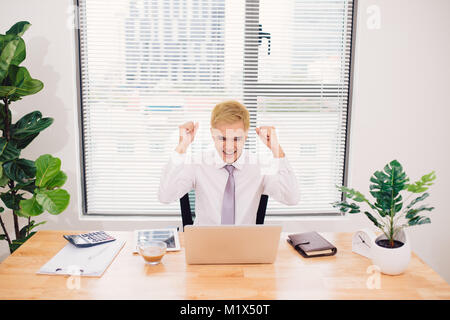 Giovani happy businessman con davvero impressionanti conquiste, vittoria danza, un'azienda in forte crescita, premiata, ha vinto un buon contratto, successo, posi Foto Stock