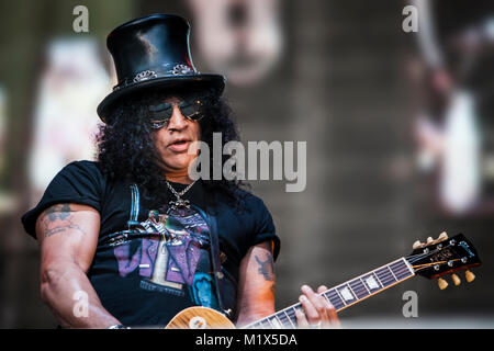 Il musicista americano e il chitarrista Slash esegue un concerto dal vivo con i Black Sabbath cantante Ozzy Osbourne a Bergenhus festning come parte di Ozzy e amici tour nel 2012. Slash è precedentemente noto come chitarrista solista del famoso hard rock band Guns N' Roses. Norvegia, 29/05 2012. Foto Stock