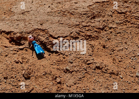 Barbie ragazze vestito di rosso e blu sono in posa per la modellazione di foto nel deserto rocce sulla posizione Foto Stock