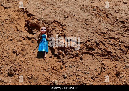 Barbie ragazze vestito di rosso e blu sono in posa per la modellazione di foto nel deserto rocce sulla posizione Foto Stock