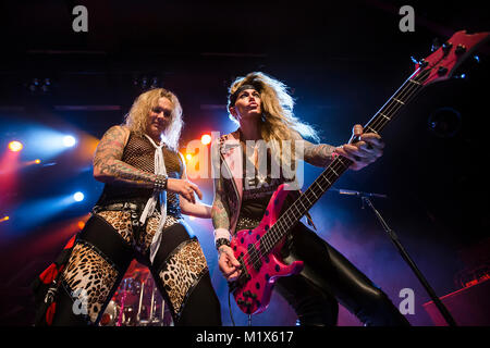 La American glam metal band Pantera acciaio esegue un concerto dal vivo a USF Verftet a Bergen. Qui la cantante e musicista Michael Starr è visto dal vivo sul palco con il bassista Lexxi Foxx. Norvegia, 04/08 2014. Foto Stock