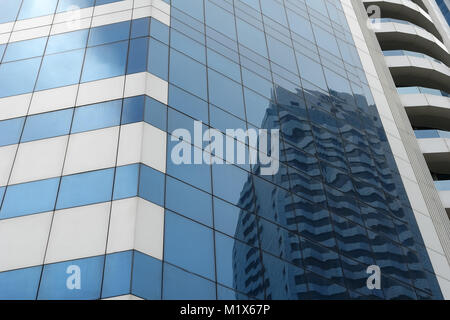 Frammento di riflessione a specchio in un edificio moderno e alto a Izmir, in Turchia. Foto Stock