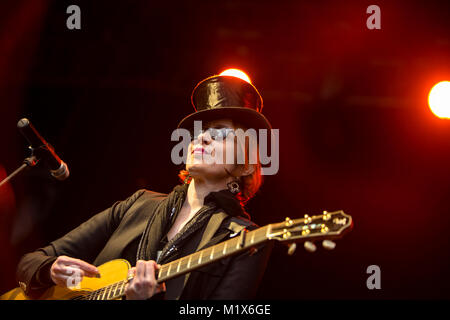 Il cantante americana, compositore e musicista folk Suzanne Vega esegue un concerto dal vivo a Plenen a Bergen. Norvegia, 26/06 2015. Foto Stock