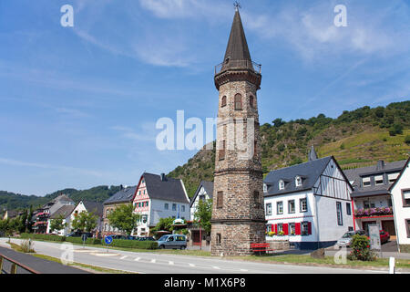 Old Ferry tower, punto di riferimento del villaggio del vino Hatzenport, Mosella, Renania-Palatinato, Germania, Europa Foto Stock