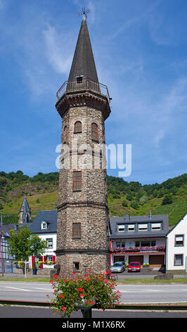Old Ferry tower, punto di riferimento del villaggio del vino Hatzenport, Mosella, Renania-Palatinato, Germania, Europa Foto Stock