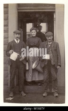 Ritratto da cartolina della cameriera del latte e degli operai che indossano zoccoli, abbigliamento tipico rustico, cappellini, con caraffa del latte, comune di Rosendale, Rawtenstall, Area di Ramsbottom (Lancashire), Regno Unito circa 1906 Foto Stock