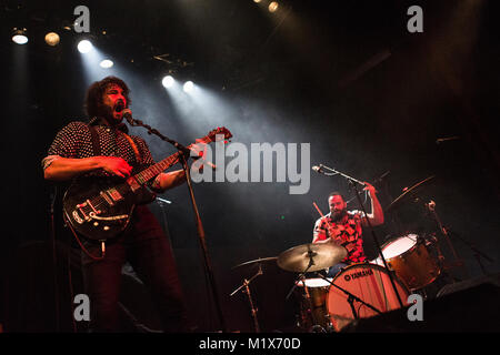 Il Graveltones, il blues rock and roll band, esegue un concerto dal vivo a Ole Bull in scena a Bergen. Il duo è composto da due musicisti australiani Jimmy O (chitarra/vocal) e Mikey Sorbello (tamburi). Norvegia, 14/08 2015. Foto Stock