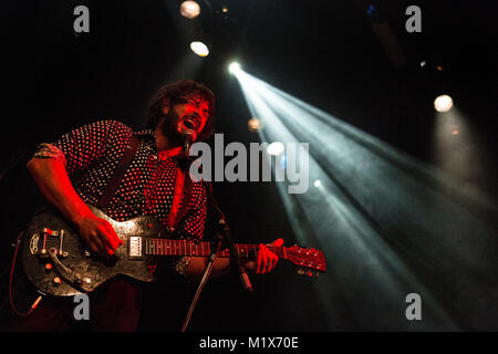 Il Graveltones, il blues rock and roll band, esegue un concerto dal vivo a Ole Bull in scena a Bergen. Il duo è composto da due musicisti australiani Jimmy O (chitarra/vocal) e Mikey Sorbello (tamburi). Norvegia, 14/08 2015. Foto Stock