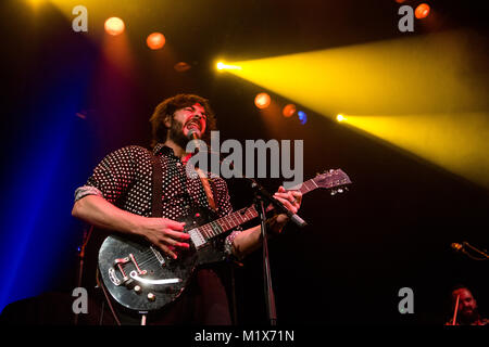 Il Graveltones, il blues rock and roll band, esegue un concerto dal vivo a Ole Bull in scena a Bergen. Il duo è composto da due musicisti australiani Jimmy O (chitarra/vocal) e Mikey Sorbello (tamburi). Norvegia, 14/08 2015. Foto Stock