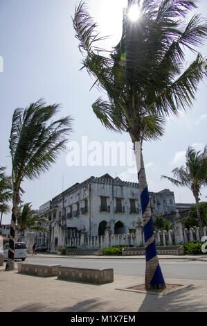 House of Wonders vicino a giardini di Forodhani in Stone Town, città di Zanzibar, Tanzania, una popolare destinazione turistica con i suoi paesi arabi e asiatici architettura Foto Stock