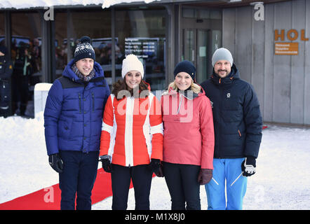 Il Duca e la Duchessa di Cambridge, Crown Prince Haakon e la principessa Mette-Marit arrivando a guardare sci junior ponticelli dal norvegese del team nazionale di decollare dal trampolino da sci di Holmenkollen a Oslo, Norvegia, il giorno finale del loro tour della Scandinavia. Foto Stock