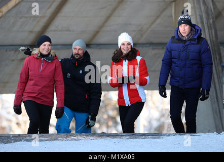 Il Duca e la Duchessa di Cambridge (sia a destra), il Principe ereditario Haakon e la principessa Mette-Marit arrivare a guardare sci junior ponticelli dal norvegese del team nazionale di decollare dal trampolino da sci di Holmenkollen a Oslo, Norvegia, il giorno finale del loro tour della Scandinavia. Foto Stock