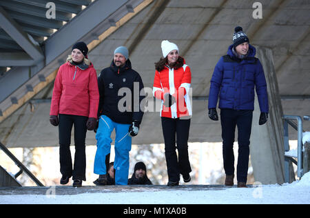 Il Duca e la Duchessa di Cambridge (sia a destra), il Principe ereditario Haakon e la principessa Mette-Marit arrivare a guardare sci junior ponticelli dal norvegese del team nazionale di decollare dal trampolino da sci di Holmenkollen a Oslo, Norvegia, il giorno finale del loro tour della Scandinavia. Foto Stock