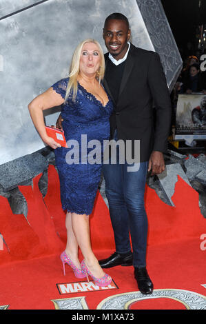 Vanessa Feltz & Ben Ofoedu frequentare la premiere mondiale di Thor - Il mondo oscuro di Odeon Leicester Square, Londra. Il 22 ottobre 2013 © Paul Treadway Foto Stock