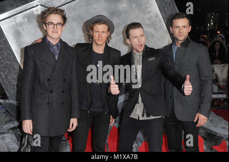 Tom Fletcher, Danny Jones, Dougie Poynter & Harry Judd di McFly frequentare la premiere mondiale di Thor - Il mondo oscuro a Londra. © Paul Treadway Foto Stock