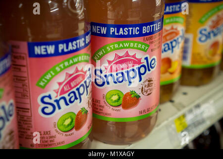 Bottiglie di succo Snapple bevande dal Dr Pepper Snapple Group sono visti in un supermercato a New York lunedì, 29 gennaio 2018. JAB Holding Co.'s Keurig Montagna Verde unità ha accettato di assumere il controllo del Dr Pepper Snapple Group in un $18,7 miliardi deal.La nuova società sarà noto come Keurig Dr Pepper. (Â© Richard B. Levine) Foto Stock