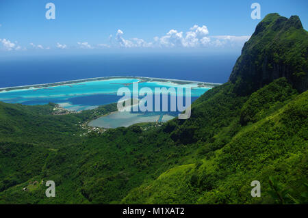 Vista dalla cima del Bora Bora della laguna e le altre isole. Foto Stock