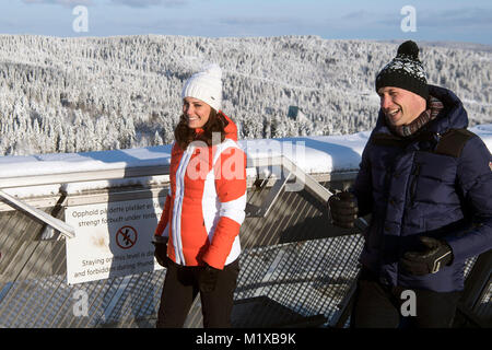 Il Duca e la Duchessa di Cambridge arrivare in cima al Trampolino da Sci di Holmenkollen a Oslo, Norvegia, il giorno finale del loro tour della Scandinavia. Foto Stock