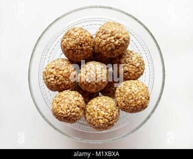 Dolce di sesamo sfere un Indiano Tradizionale sagra Alimento Foto Stock