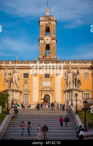 Passeggiata turistica della Cordonata scalinata progettata da Michelangelo che conduce alla piazza del Campidoglio, Roma Lazio Italia Foto Stock