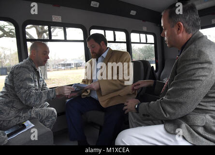 Col. Danny Davis, 81st missione gruppo supporto commander, mutandine David Allen, Assistente legislativo per il membro del Congresso Steven Palazzo, sul sito della nuova divisione porta d'ingresso come Mark Mills, 81st Divisione Infrastruttura ingegneria capo di volo, guarda su durante una visita in loco a gennaio 26, 2018 su Keesler Air Force Base, Mississippi. Allen ha visitato Keesler per imparare di più sulla base e in corso di progetti di costruzione che hanno un impatto sulla comunità locale, come la divisione della strada che porta la costruzione inizierà questa estate. (U.S. Air Force Foto Stock