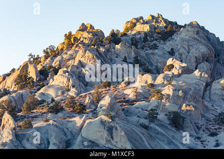 La mattina presto sunrise in caduta colpisce le montagne della Eastern Sierra Nevada vicino al Vescovo, California Foto Stock