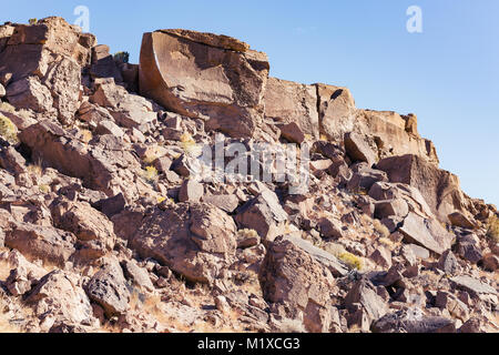 In frantumi di pietra del felice massi rock climbing area vicino Vescovo, California Foto Stock