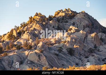 La mattina presto sunrise in caduta colpisce le montagne della Eastern Sierra Nevada vicino al Vescovo, California Foto Stock