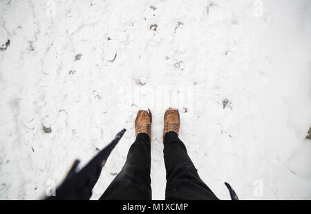 Stivali a piedi nella neve Foto Stock