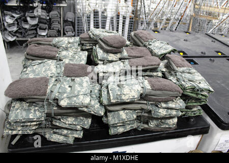 Equipment for the Cold-Weather Operations Course (CWOC) is shown on Jan. 24, 2018, at Fort McCoy, Wis. During CWOC, students are trained on a variety of cold-weather subjects, including skiing and snowshoe training as well as how to use ahkio sleds and other gear. Training also focuses on terrain and weather analysis, risk management, cold-weather clothing, developing winter fighting positions in the field, camouflage and concealment, and numerous other areas that are important to know in order to survive and operate in a cold-weather environment. The training is coordinated through the Direct Foto Stock