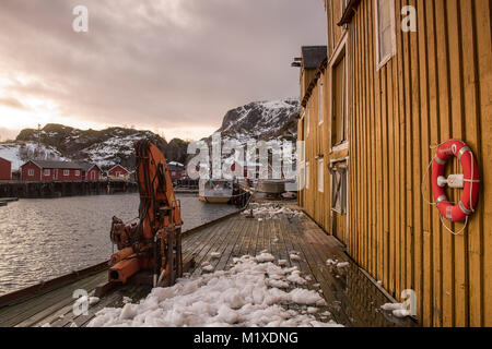 Il piccolo villaggio di pescatori di Nusfjord in Flakstadøya sulle Isole Lofoten in Norvegia Foto Stock