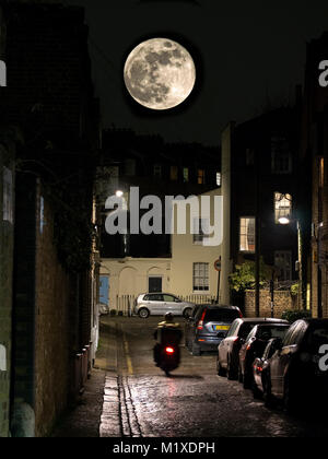 Supermoon su una strada di Camden North London REGNO UNITO Foto Stock